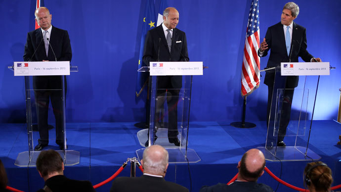 French Foreign Affairs minister Laurent Fabius (C), US Secretary of State John Kerry (R) and British Foreign Affairs Secretary William Hague (L) give a press conference after talks on the Syria crisis on September 16, 2013 in Paris. France.(AFP Photo / Kenzo Tribouillard)