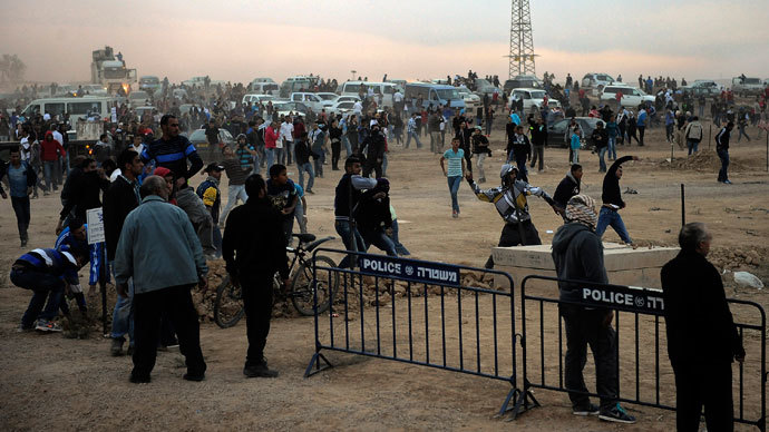Bedouin demonstrators clash with Israeli security during a protest against the Prawer plan in the southern village of Hura on November 30, 2013.(AFP Photo / David Buimovitch)